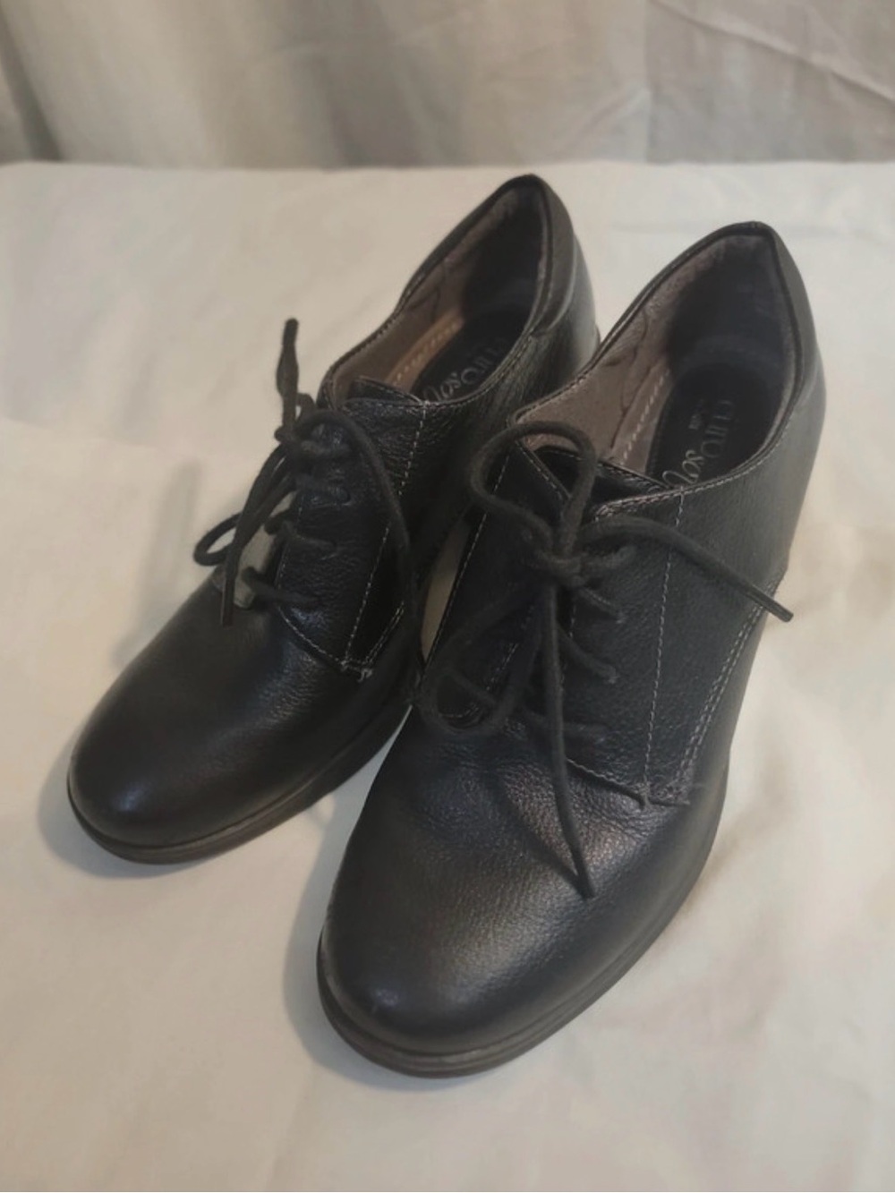 Women’s Black Lace-Up Heeled Oxfords